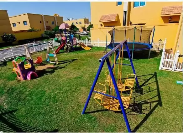 Residencial Listo Propiedad 4 habitaciones S / F Villa en Compound  alquiler en al-sad , Doha #12918 - 1  image 